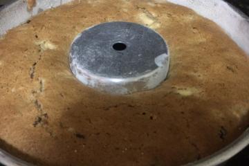 Bolo de maçã, canela, castanha e uvas-passas