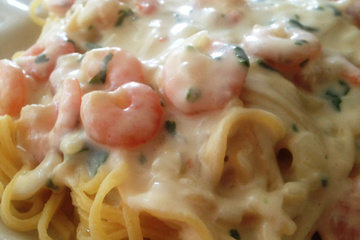 Macarrão com camarão ao molho de quatro queijos