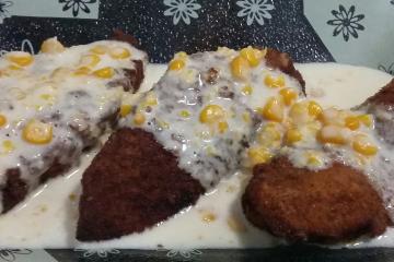 Frango empanado com creme de milho