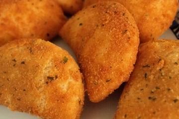 Risoles de frango com creme de queijo