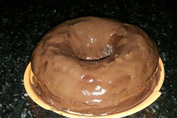 Bolo de chocolate com cobertura de brigadeiro