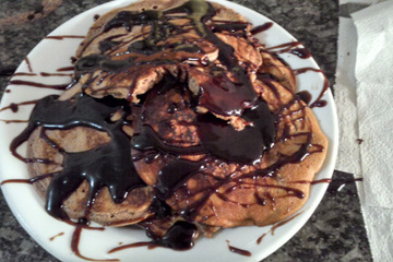 Waffles de chocolate com cobertura de chocolate