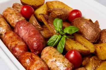 Linguiça assada com batatas