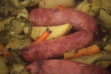 Linguiça ao forno com batatas