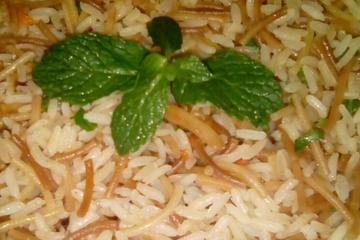 Arroz com aletria ( macarrão cabelo de anjo)