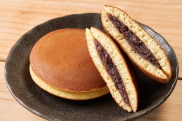 Dorayaki com massa de panqueca doce fofinha recheada com pasta de feijão