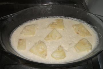 Mousse de abacaxi com pedaços da fruta