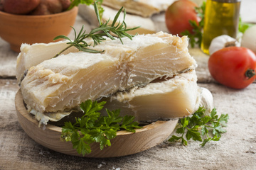 Como dessalgar bacalhau rapidamente: confira maneira superprática