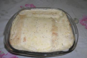 Panqueca cremosa de frango com requeijão e molho branco