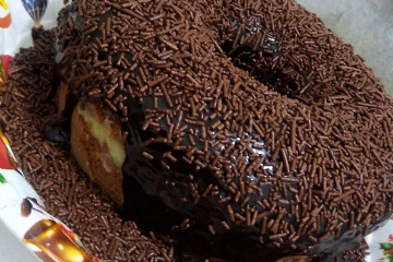 Bolo de chocolate com cobertura de brigadeiro