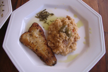 Risoto de camarão acompanhado de filé de merluza fácil