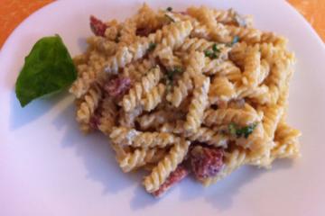 Macarão fusilli 3 queijos ao basílico