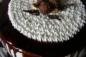 Bolo com creme de Nutella e nozes