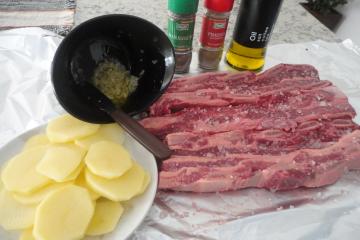 Costela ao bafo com alho e batatas