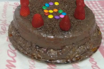 Bolo de chocolate com morango e coco - da Bia