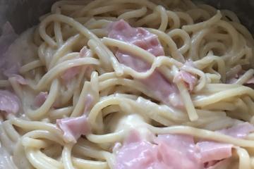 Macarrão ao molho branco com presunto