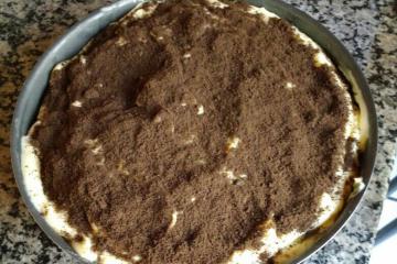 Bolo de Oreo com cobertura de leite em pó