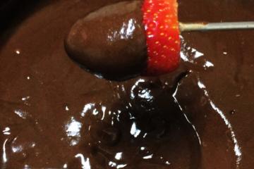 Cena Trampolín meteorito Receita de Fondue de chocolate fácil no micro-ondas, enviada por andressa  franco - TudoGostoso