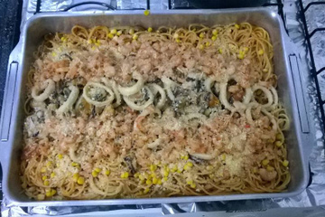 Espaguete com frutos do mar gratinado