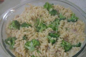 Macarrão com brócolis e creme branco