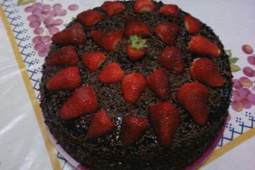 Bolo de chocolate com morango