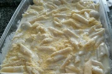 Macarrão ao molho de queijos e champignon
