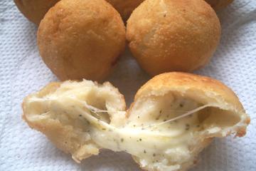 Bolinho de pizza 4 queijos do Marcelo