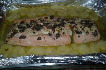 Salmão no forno ao molho de alcaparras e champignon