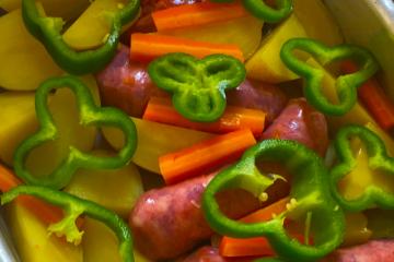 Linguiça ao forno com batatas