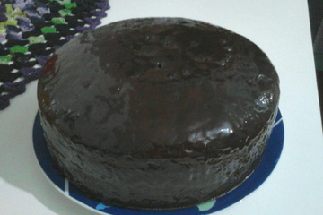 Bolo de chocolate e calda de chocolate