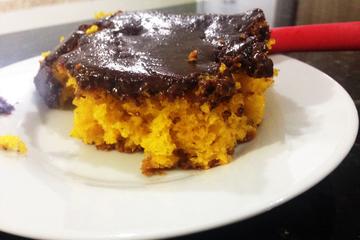 Bolo de cenoura com calda de chocolate