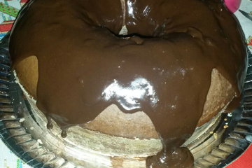Bolo de chocolate com cobertura de brigadeiro