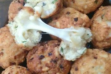 Bolinho de arroz recheado com queijo