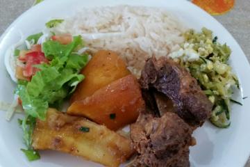 Costela com mandioca na cerveja