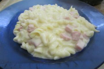 Macarrão ao molho branco com presunto e queijo