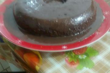 Bolo de cenoura com calda de chocolate