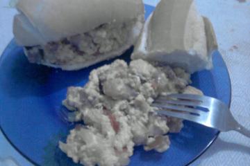 Pão com ovo e bacon