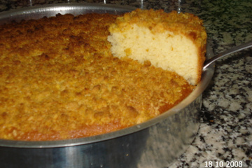 Cuca de baunilha com farofinha de coco e canela