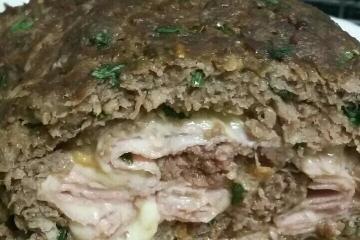 Rocambole de carne moída com queijo e presunto