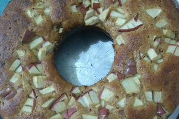 Bolo de iogurte de mel com maçã e canela
