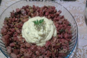 Picadinho de linguiça com purê da batatas