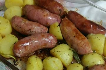 Linguiça ao forno com batatas