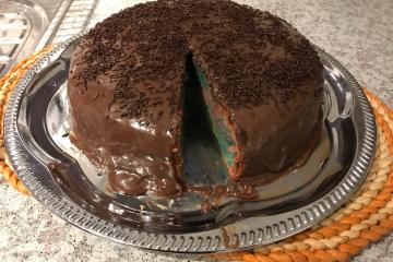 Desenho Infantil De Uma Massa De Bolo De Aniversário Com Creme Num