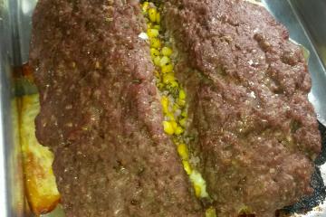 Rocambole de carne moída com queijo e presunto