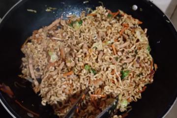 Yakissoba de frango e carne