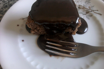 Bolo de chocolate com cobertura cremosa