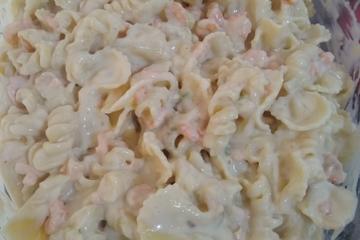 Macarrão ao molho branco com camarão