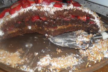 Bolo de chocolate com  morango
