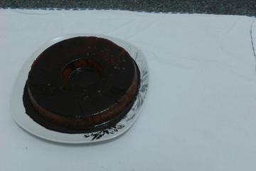 Pudim com calda de chocolate