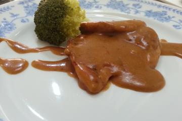 Filé de frango com ervas defumadas e geleia de pimenta